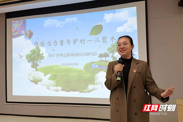 许燕 普法讲课副本.jpg 许燕 普法讲课副本.jpg